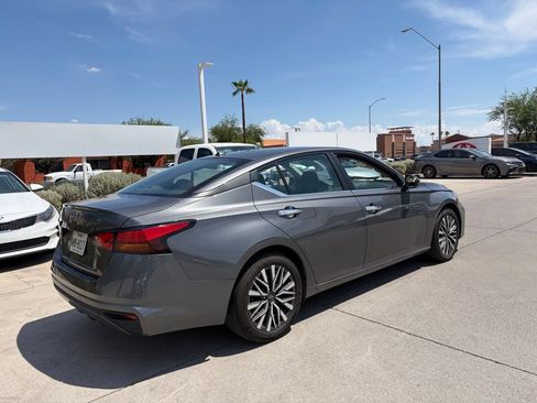 Used 2025 Nissan Altima 2.5 SV FWD image 2