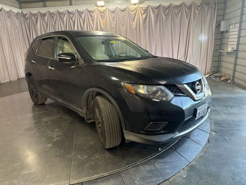 Used 2015 Nissan Rogue S w/ S Family Package image 3
