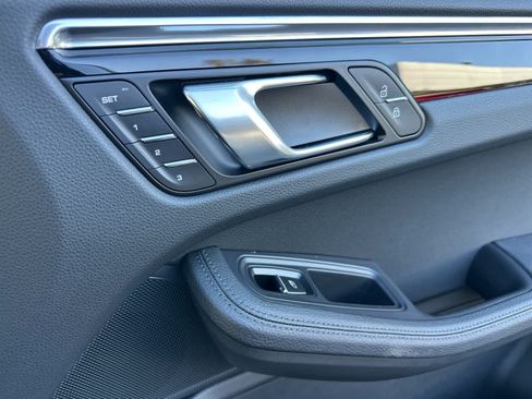 Certified 2025 Porsche Macan AWD/4WD image 19
