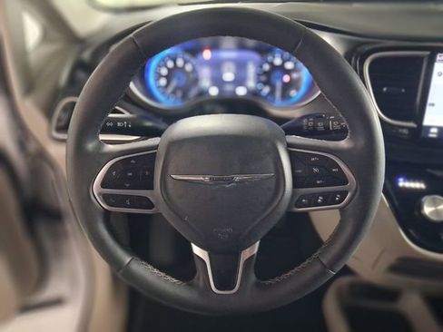 Used 2024 Chrysler Pacifica Touring-L FWD image 18