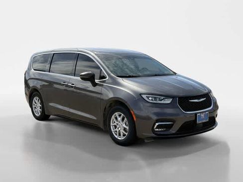 Used 2023 Chrysler Pacifica Touring-L FWD image 7