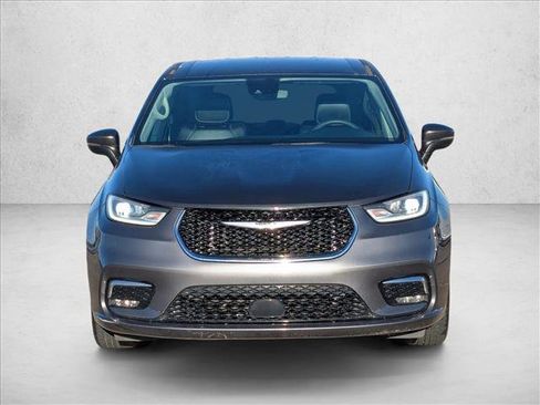 Used 2023 Chrysler Pacifica Touring-L image 2