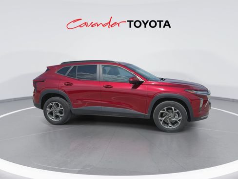 Used 2025 Chevrolet Trax LT FWD image 9