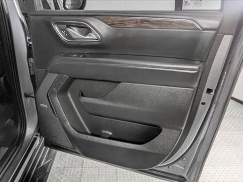 Used 2022 Chevrolet Suburban LT RWD image 21