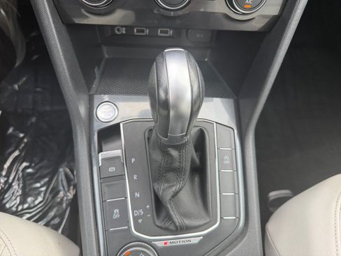 Used 2018 Volkswagen Tiguan SEL AWD/4WD image 24