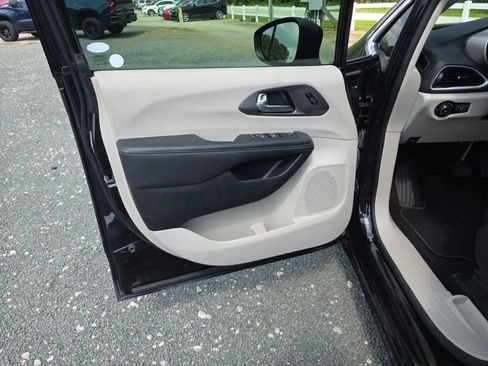Used 2023 Chrysler Pacifica Touring-L FWD image 36