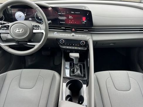 Used 2025 Hyundai Elantra SEL FWD image 17