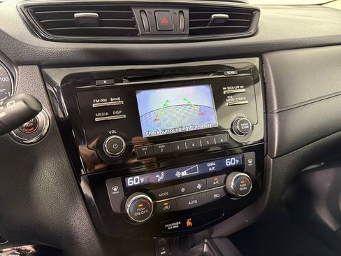 Used 2017 Nissan Rogue SV image 17