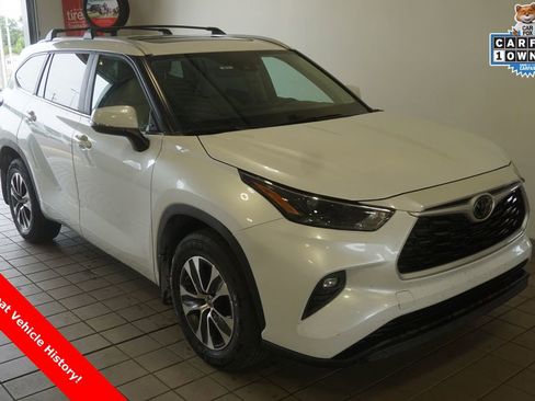 Used 2023 Toyota Highlander XLE AWD/4WD image 1