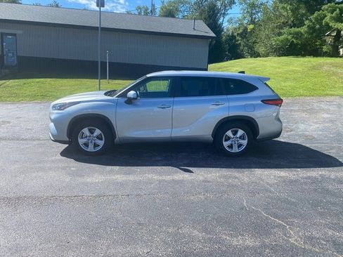 Used 2023 Toyota Highlander LE image 2