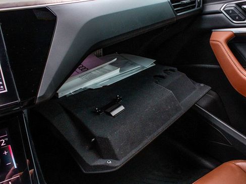 Used 2022 Audi e-tron Premium w/ Convenience Plus Package image 18