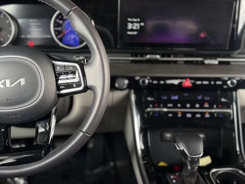 Used 2024 Kia Carnival EX FWD image 24