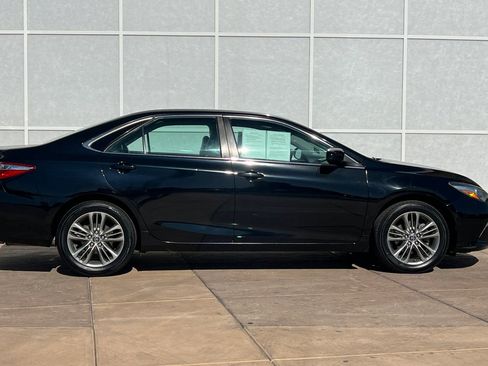 Used 2016 Toyota Camry SE image 3
