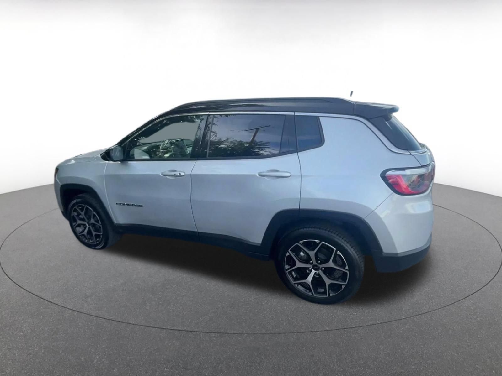 Used 2025 Jeep Compass Limited AWD/4WD image 9