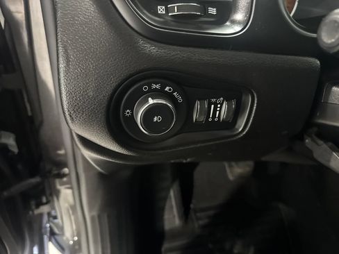 Used 2017 Jeep Renegade Latitude AWD/4WD image 36
