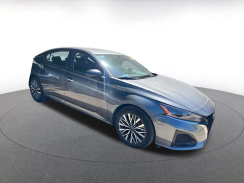 Used 2025 Nissan Altima 2.5 SV FWD image 4