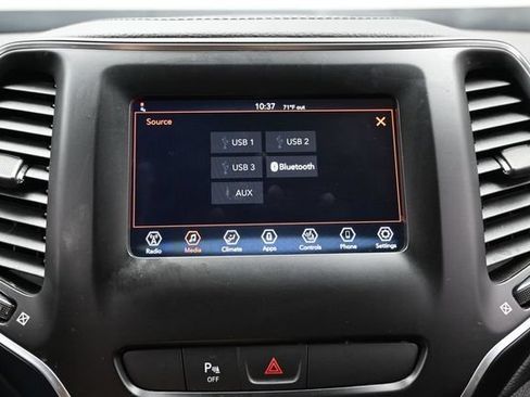 Used 2020 Jeep Cherokee Latitude Plus w/ Cold Weather Group AWD/4WD image 33