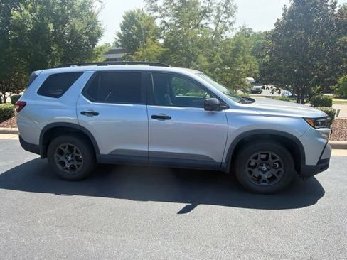 Used 2023 Honda Pilot TrailSport image 3