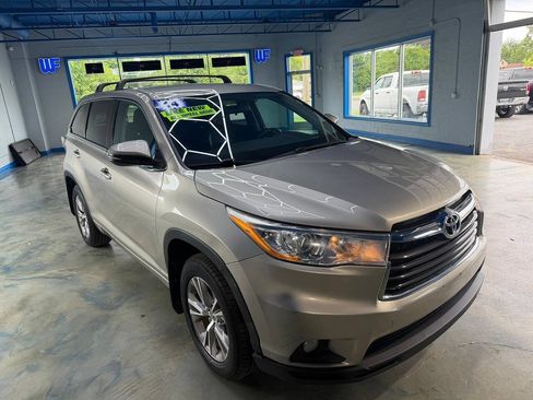 Used 2014 Toyota Highlander LE AWD/4WD image 5