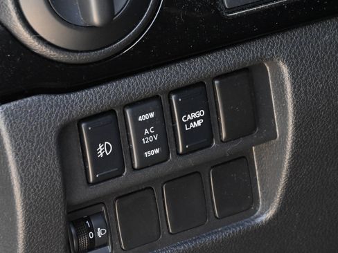 Used 2019 Nissan Titan SV w/ SV Convenience Package RWD image 23