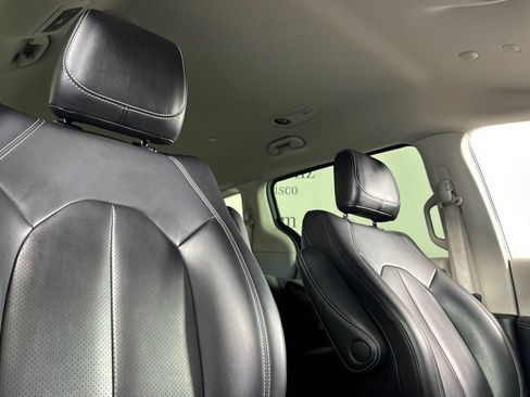 Used 2023 Chrysler Pacifica Touring-L FWD image 20