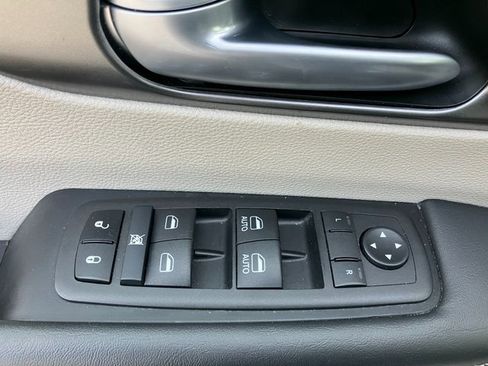 Used 2024 Chrysler Pacifica Touring-L image 12