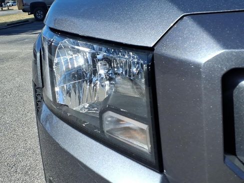 Used 2024 Nissan Frontier SV image 4