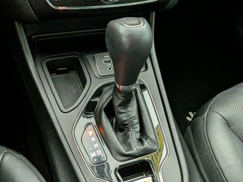 Used 2019 Jeep Cherokee Limited FWD image 17