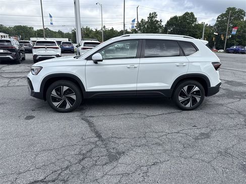 New 2025 Volkswagen Taos SE image 3