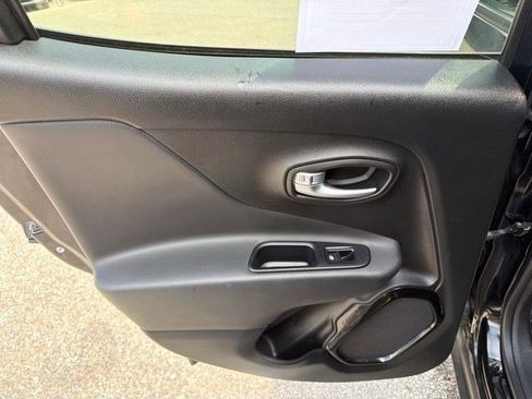 Used 2018 Jeep Renegade Altitude FWD image 14