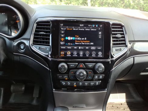 Used 2020 Jeep Grand Cherokee Overland AWD/4WD image 24