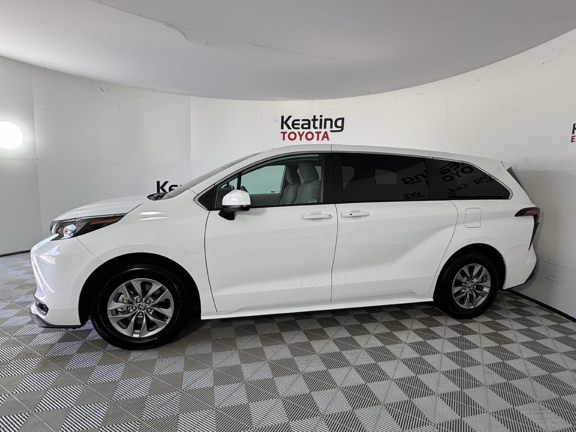 Certified 2026 Toyota Sienna LE FWD image 9