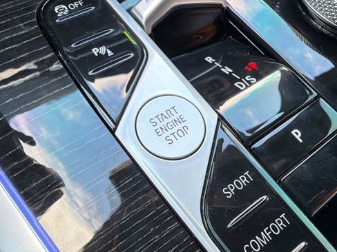 Used 2025 BMW X7 xDrive40i w/ M Sport Package image 25