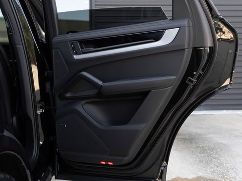 Certified 2025 Porsche Cayenne E-Hybrid AWD/4WD image 33