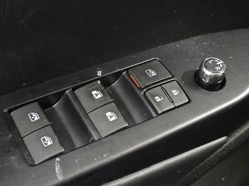 Used 2018 Toyota Highlander XLE image 25