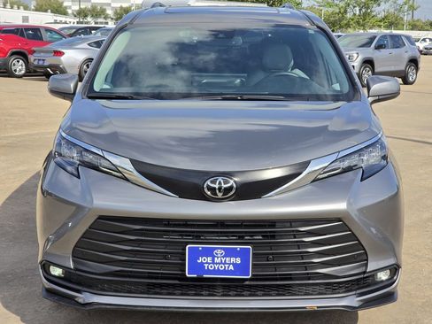 Used 2026 Toyota Sienna XLE FWD image 3