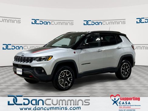Used 2025 Jeep Compass Trailhawk AWD/4WD image 1