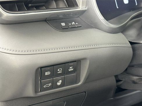 Used 2023 Toyota Highlander Platinum FWD image 16