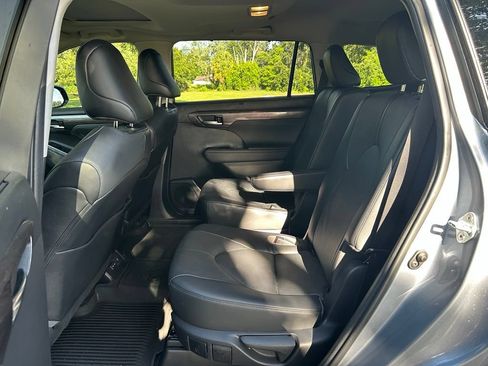 Used 2023 Toyota Highlander Limited FWD image 15