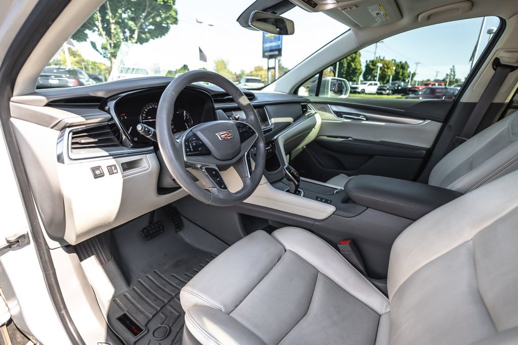 Used 2017 Cadillac XT5 Luxury w/ Driver Awareness Package AWD/4WD image 19