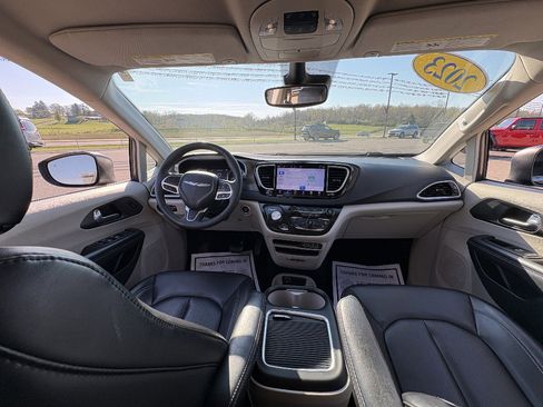 Used 2023 Chrysler Pacifica Touring-L FWD image 22