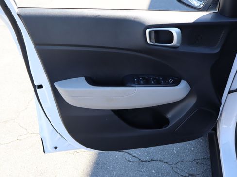 Used 2021 Hyundai Venue SEL FWD image 15