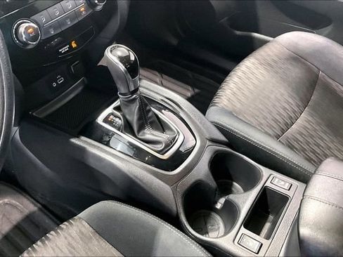 Used 2019 Nissan Rogue S FWD image 18