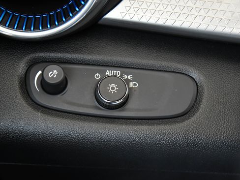 Used 2025 Chevrolet Trax LT w/ LT Convenience Package FWD image 33