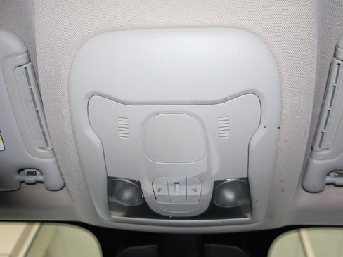 Used 2019 Jeep Renegade Latitude FWD image 30