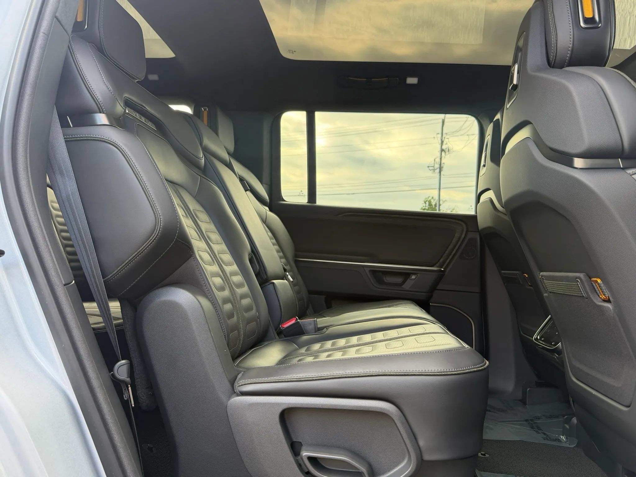 Used 2025 Rivian R1S Adventure Dual AWD/4WD image 20