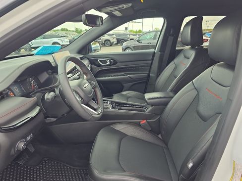 Used 2025 Jeep Compass Trailhawk AWD/4WD image 9