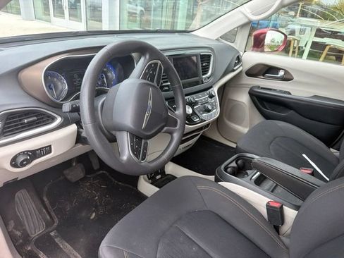 Used 2018 Chrysler Pacifica Touring Plus w/ Tire & Wheel Group FWD image 19