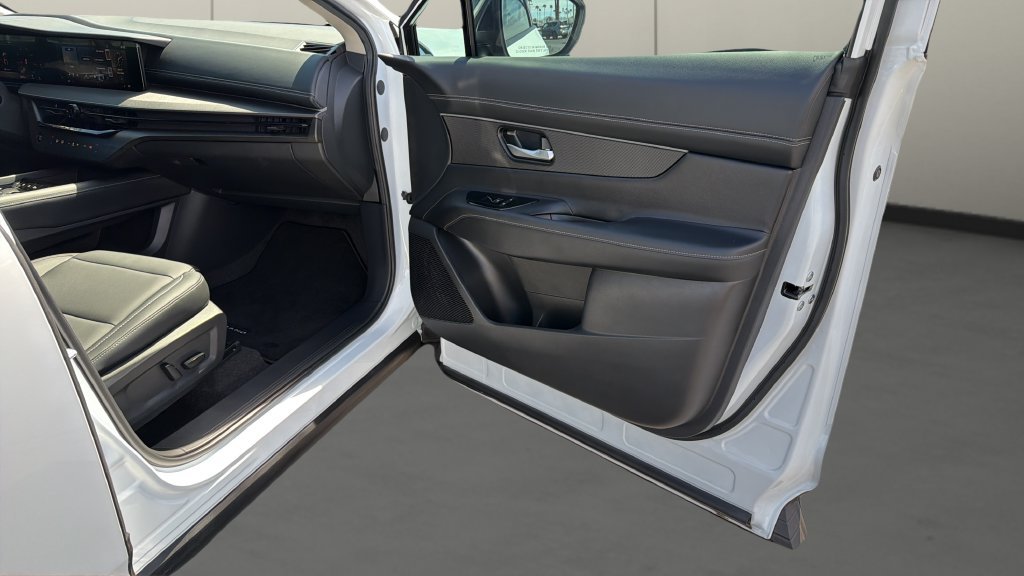 Used 2025 Nissan Murano SV AWD/4WD image 16