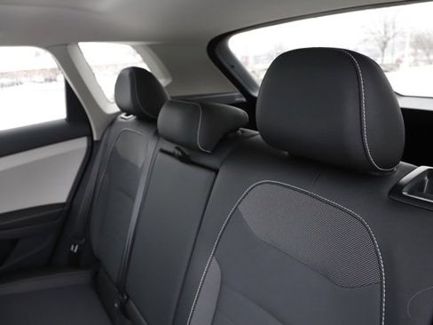 Used 2025 Volkswagen Taos SE w/ Panoramic Sunroof Package image 16